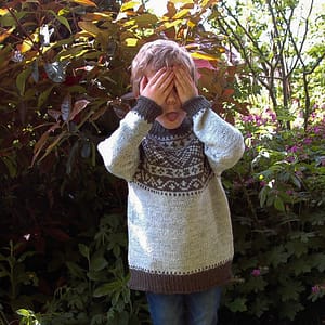 Grauer Wollpullover mit grüner Passe
