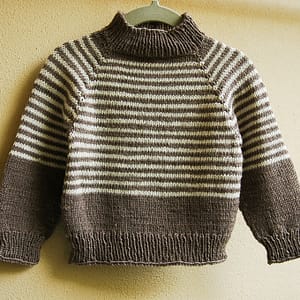 Babypulli in Taupe mit hellen Streifen
