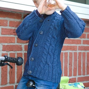 Blaue Strickjacke mit Zopfmustern ringsherum