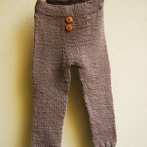 Hose in Taupe mit 2 Holzknöpfen