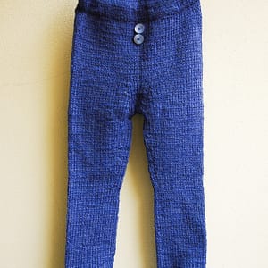 Mittelblaue, warme Hose mit 2 Knöpfen