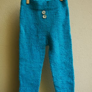 Türkise Hose mit 2 Perlmutt-Knöpfen