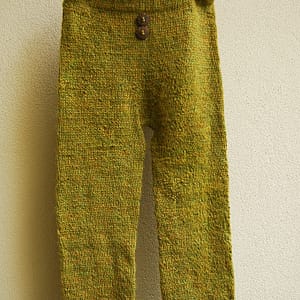 Grünmelierte Hose mit 2 Knöpfen
