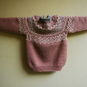 Altrosa Norweger-Pullover mit weißgrauer Passe