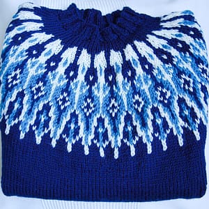 Blauer Pullover mit Rundpasse in weiß und türkis - verkauft -