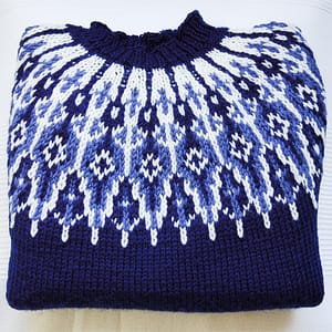 Marineblauer Pullover mit farbiger Rundpasse