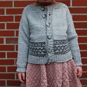 Hellgraue Merino-Strickjacke mit Mustern