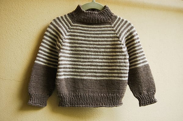 Babypulli in Taupe mit hellen Streifen