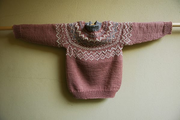 Altrosa Norweger-Pullover mit weißgrauer Passe