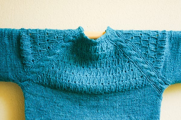 Leichter Pullover mit Lochmuster in der Passe