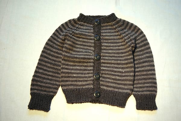 Grau/hellgrau geringelte Strickjacke für die Kleinsten