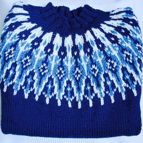 Blauer Pullover mit Rundpasse in weiß und türkis - verkauft -