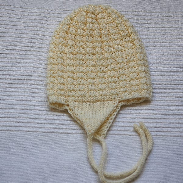 Weiße Mütze mit Ohrenklappen