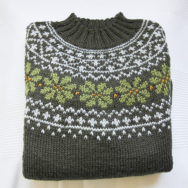 Waldgrüner Pullover mit farbiger Rundpasse