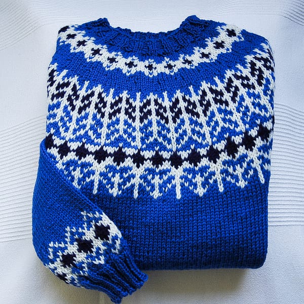 Königsblauer Pullover mit Rundpasse in weiß und blau