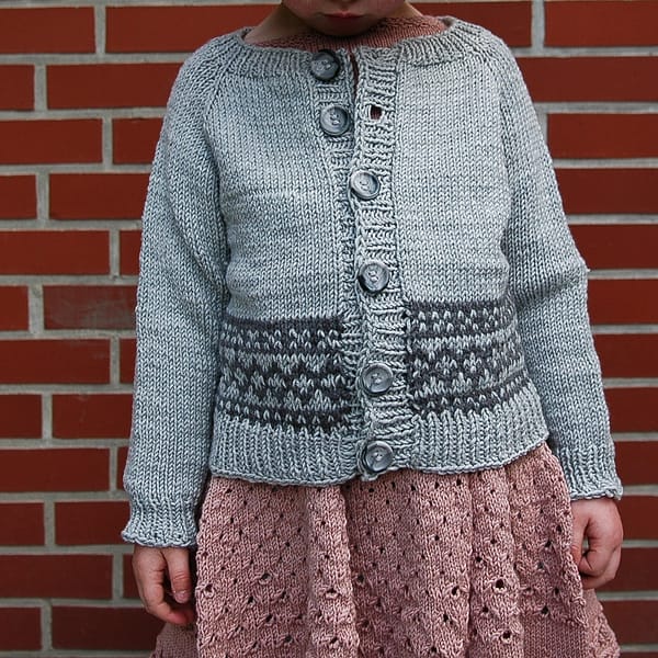 Hellgraue Merino-Strickjacke mit Mustern