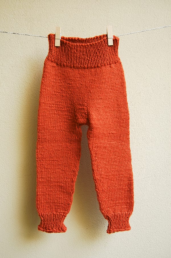 Rostrote Weichbund-Hose mit Rippenmuster