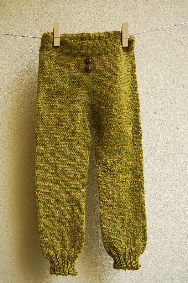 Grünmelierte Hose mit 2 Knöpfen
